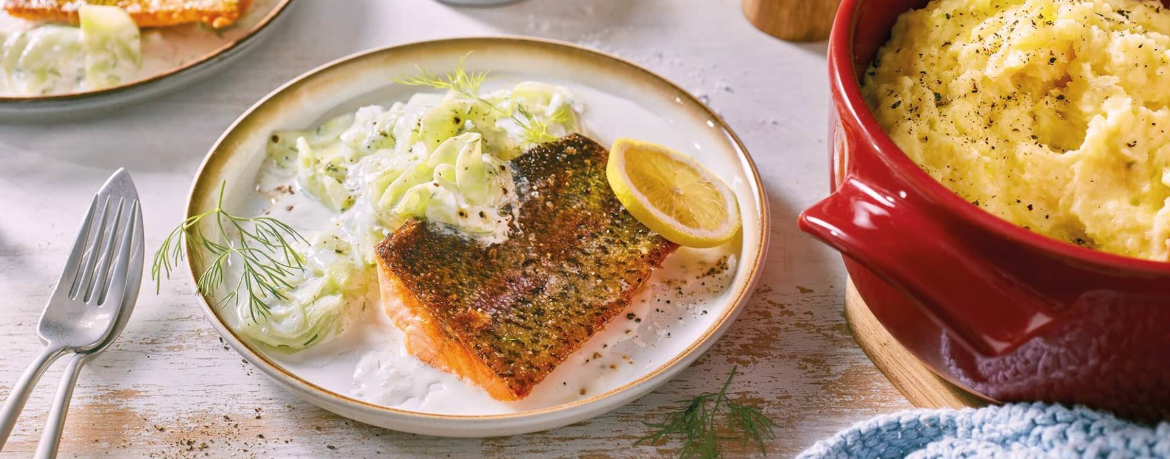 Knusprig gebratene Lachsforelle mit Kartoffelstampf und Dill-Gurkensalat für 4 Personen von lidl-kochen.de