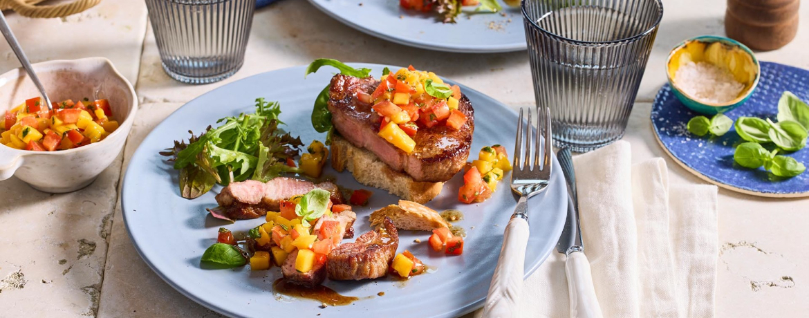 Nacken-Steaks vom Schwein mit Mango-Salsa und frischem Basilikum für 4 Personen von lidl-kochen.de