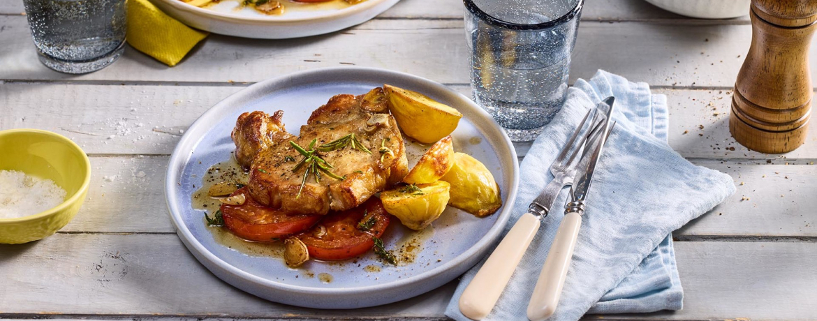 Koteletts vom Schwein an gebratenen Tomaten und mit Knoblauch und Thymian verfeinerter Kräuterbutter für 4 Personen von lidl-kochen.de