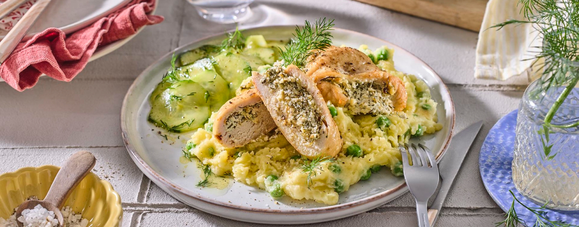 Gefüllte Hähnchenbrust mit Kartoffel-Erbsen-Püree und Dill-Gurken-Salat für 4 Personen von lidl-kochen.de