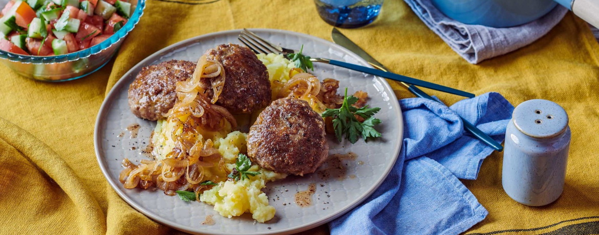 Käse-Buletten mit Kartoffelstampf und Tomaten-Gurken-Salat für 4 Personen von lidl-kochen.de