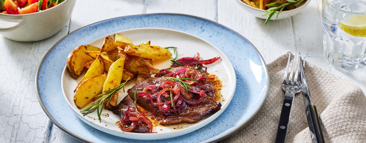 Rindersteaks mit geschmorten Balsamico-Zwiebeln und Rosmarin-Kartoffeln für 4 Personen von lidl-kochen.de