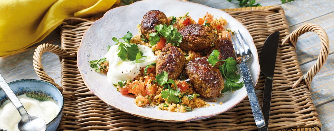 Köfte mit Tomaten-Couscous und würzigem Joghurt-Dip für 4 Personen von lidl-kochen.de