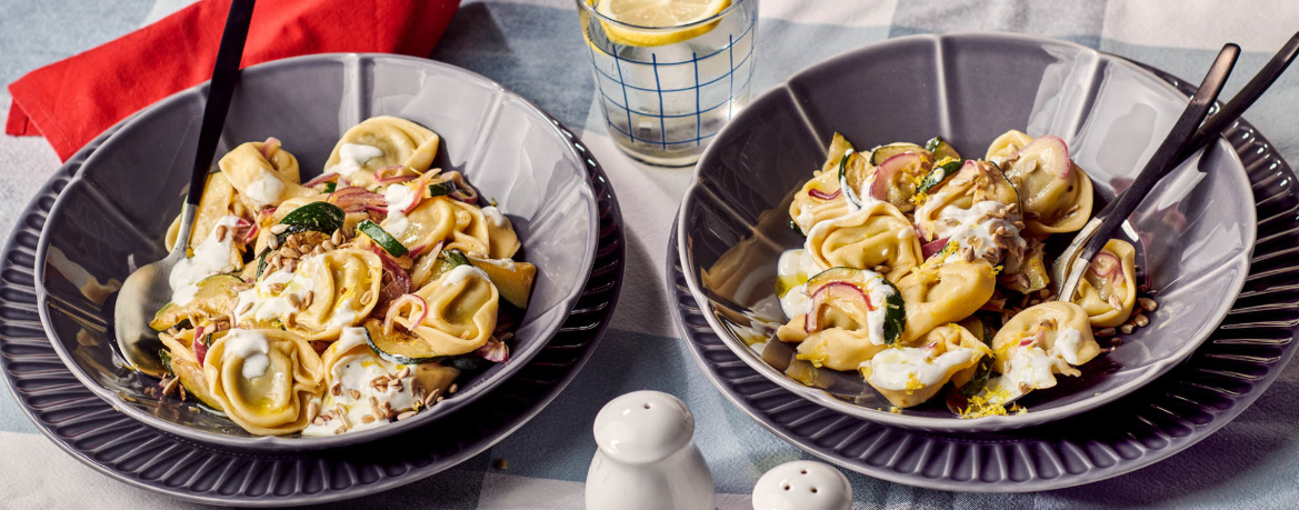 Tortellini-Zucchini-Pfanne mit Zitronen-Dip und gerösteten Kernen für 4 Personen von lidl-kochen.de