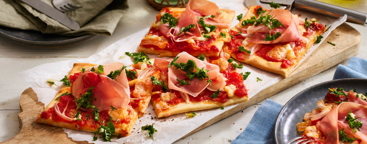 Knusprige Pizza mit Schinken, Mozzarella und Kräutergremolata für 4 Personen von lidl-kochen.de