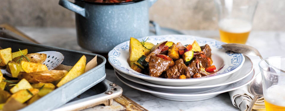 Mediterranes Gulasch vom Rind mit Paprika, Zucchini und Rosmarinkartoffeln für 4 Personen von lidl-kochen.de