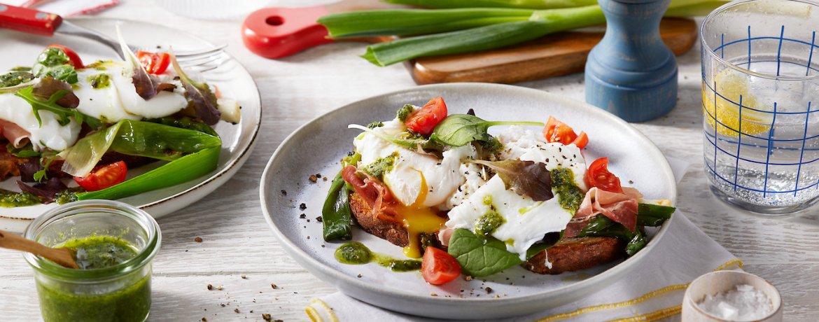 Röstbrot mit pochiertem Ei, Serrano Schinken und Pesto für 2 Personen von lidl-kochen.de