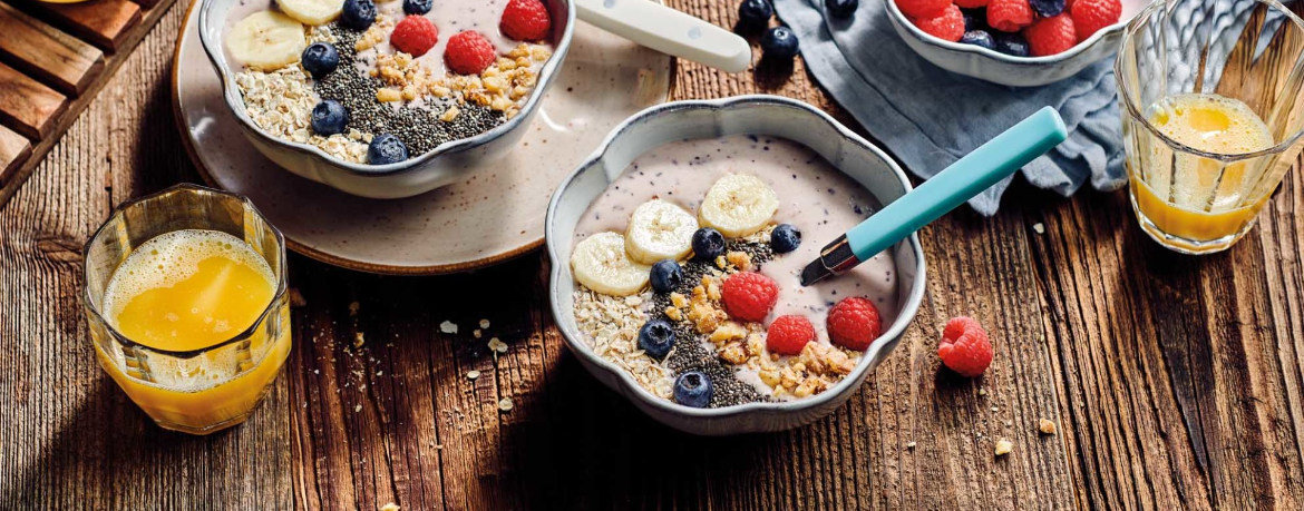 Frühstücks-Smoothie-Bowl mit Beeren und Nüssen für 4 Personen von lidl-kochen.de