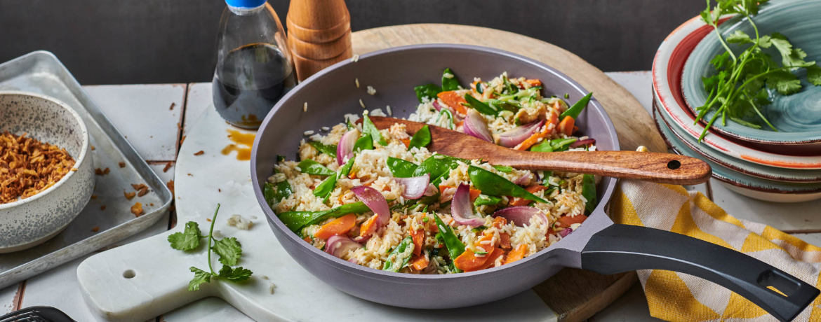 Gebratener Reis mit Zuckerschoten, Zucchini, Koriander und Röstzwiebeln für 4 Personen von lidl-kochen.de