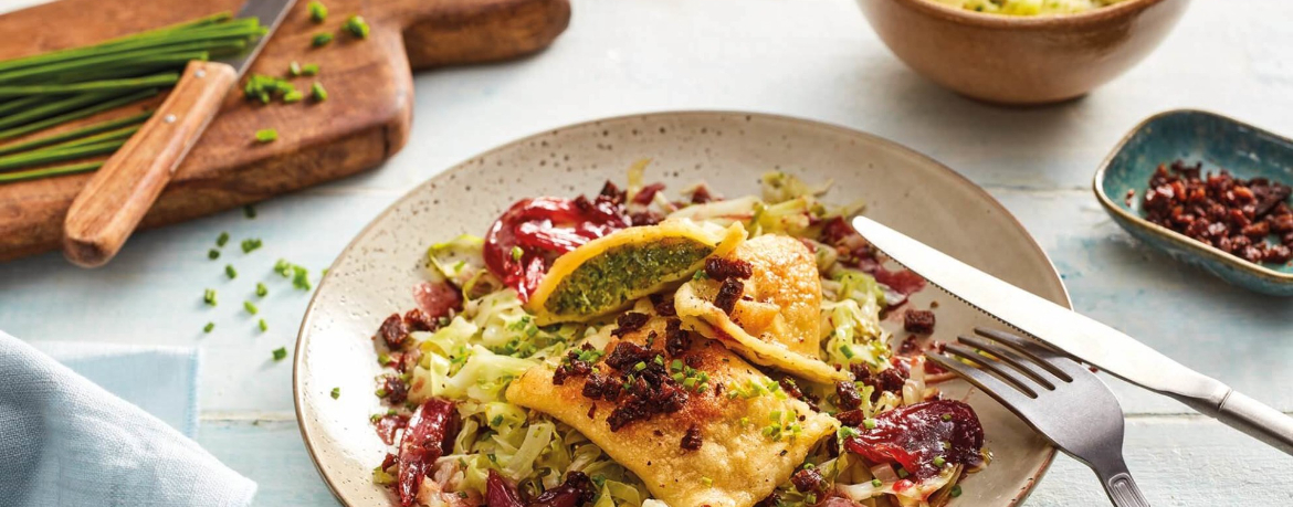 Gemüsemaultaschen mit Spitzkohl, Rotweinschalotten & Pumpernickelbröseln für 4 Personen von lidl-kochen.de