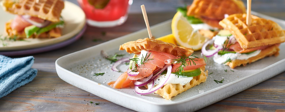 Herzhafte Waffeln mit Lachs und Avocado als Sandwich für 4 Personen von lidl-kochen.de