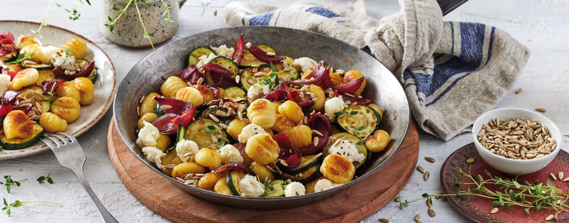 Gebratene Gnocchi mit gerösteten Zucchini, Mozzarella und Balsamico-Zwiebeln für 4 Personen von lidl-kochen.de