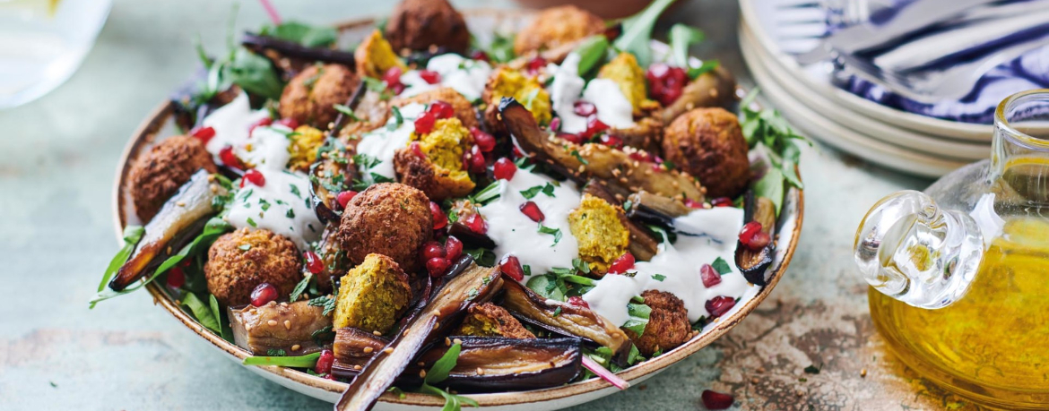 Falafel Salat mit „glazed“ Auberginen und Tahini-Dressing für 4 Personen von lidl-kochen.de