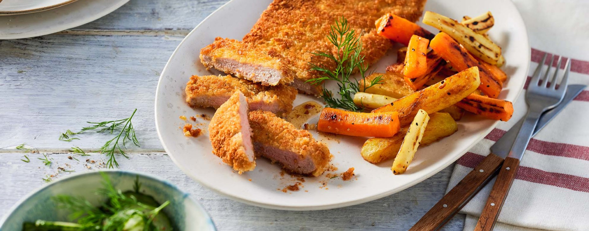 Paniertes Schnitzel mit bunten Pommes und Gurkensalat für 4 Personen von lidl-kochen.de