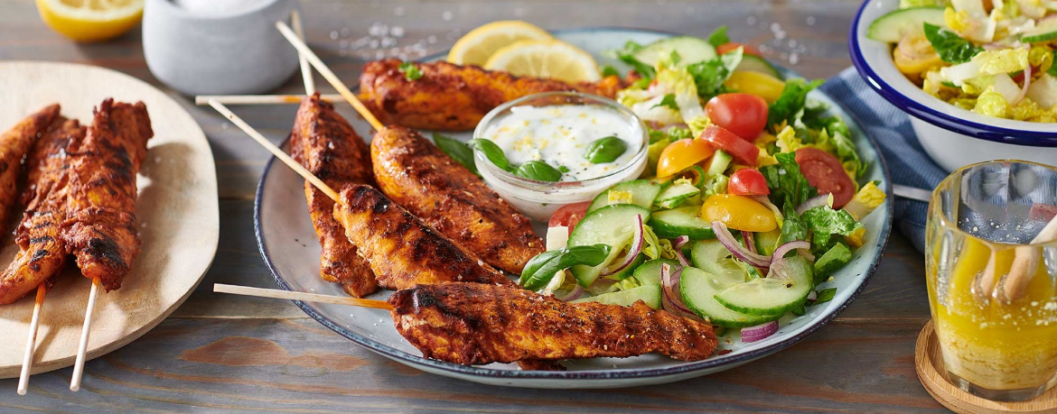 Hähnchenspieße vom Grill mit Salat und Knoblauchdip für 4 Personen von lidl-kochen.de