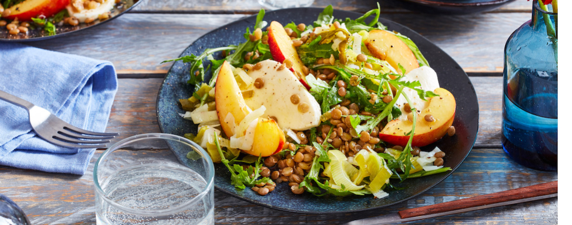 Fruchtig frischer Linsensalat mit Lauch, Nektarine, Mozzarella und Rucola für 4 Personen von lidl-kochen.de