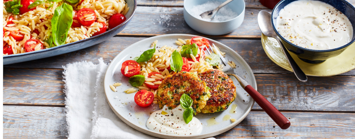 Zucchinibratlinge auf Kritharaki-Tomaten-Salat und Zitrusquark für 4 Personen von lidl-kochen.de