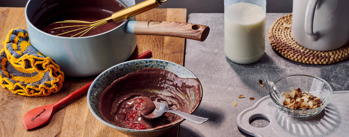 Schokoladenpudding mit Himbeeren und gerösteten Mandeln für 4 Personen von lidl-kochen.de