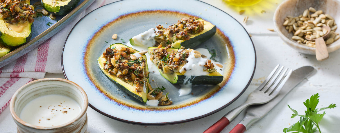 Gefüllte Zucchini mit gebratenen Pilzen und Knoblauchjoghurt für 4 Personen von lidl-kochen.de