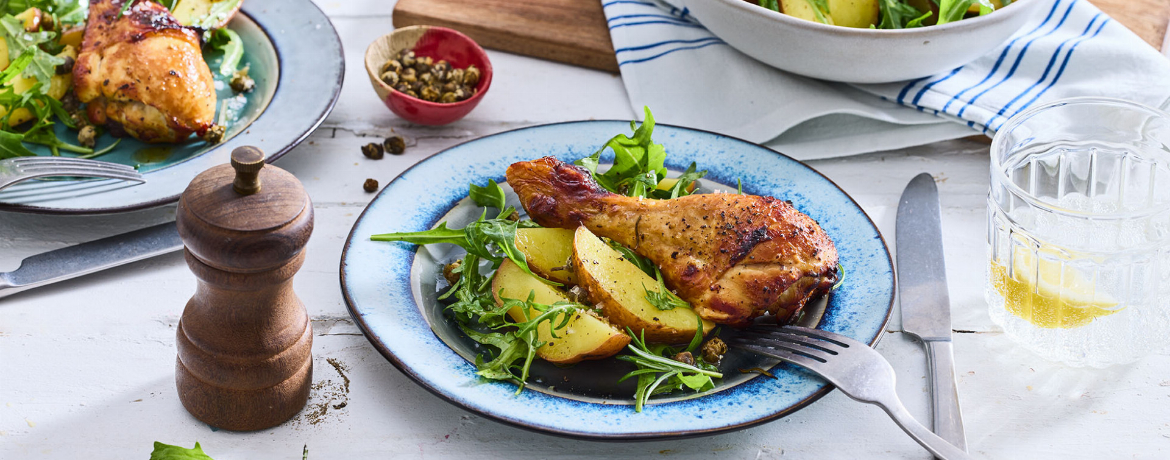 Rosmarin-Hähnchen-Keule an warmem Rucola-Kartoffelsalat mit frittierten Kapern für 4 Personen von lidl-kochen.de