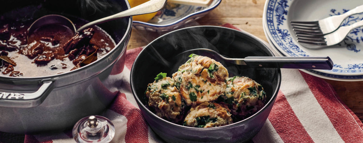 Rindergulasch mit Pflaumen und Laugenknödeln für 4 Personen von lidl-kochen.de