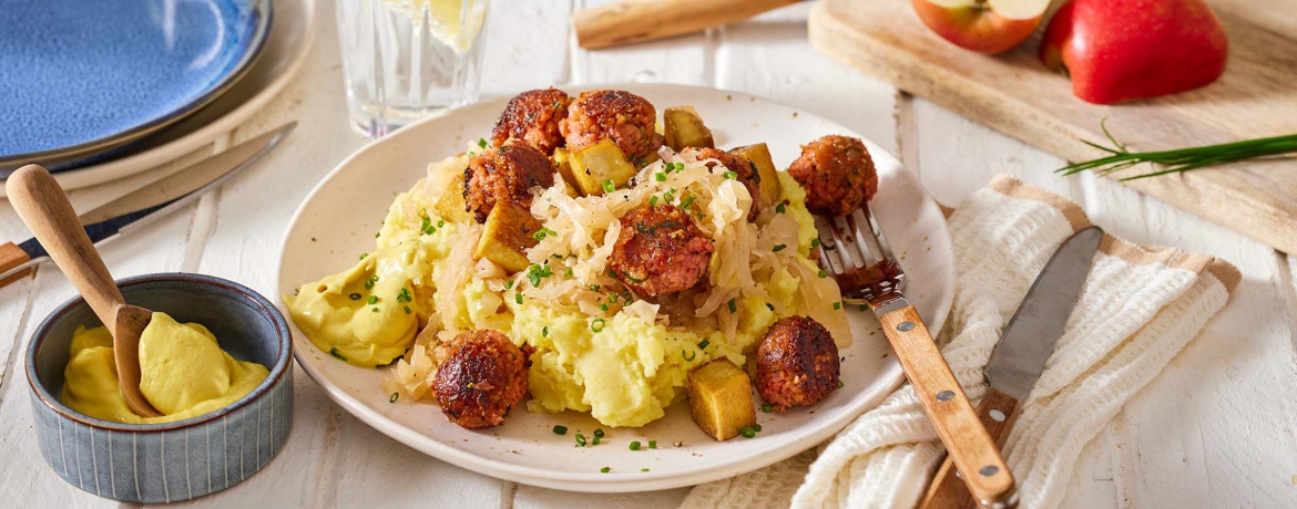 Vegane Hackbällchen mit Apfel-Sauerkraut, Senf-Kartoffel-Stampf und Räuchertofu für 4 Personen von lidl-kochen.de