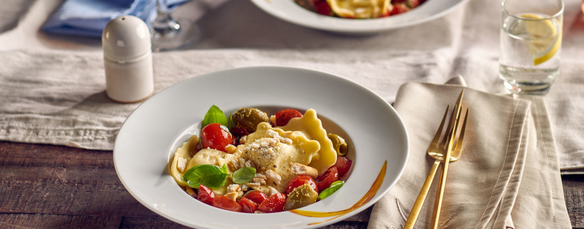 Ravioli mit Büffelmozzarella auf geschmorten Tomaten mit Basilikum und Grissini-Crunch für 4 Personen von lidl-kochen.de