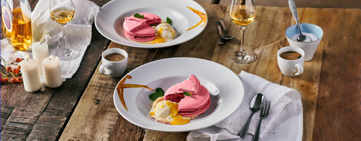 Vanilleeis im Himbeer-Macaron und Sansibars Vanille-Eierlikör-Sahne für 4 Personen von lidl-kochen.de