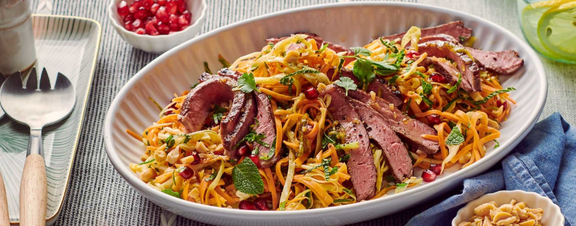 Rosa gebratener Rindfleischsalat mit Süßkartoffel, Granatapfel und Ingwer-Limetten-Vinaigrette für 4 Personen von lidl-kochen.de