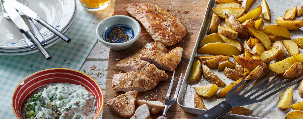 Putensteaks mit Kartoffelecken und Gurken-Kräuter-Quark für 4 Personen von lidl-kochen.de