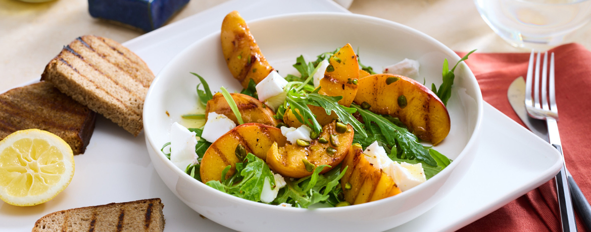 Rucola Salat mit gegrilltem Pfirsich und Hirtengenuss für 4 Personen von lidl-kochen.de