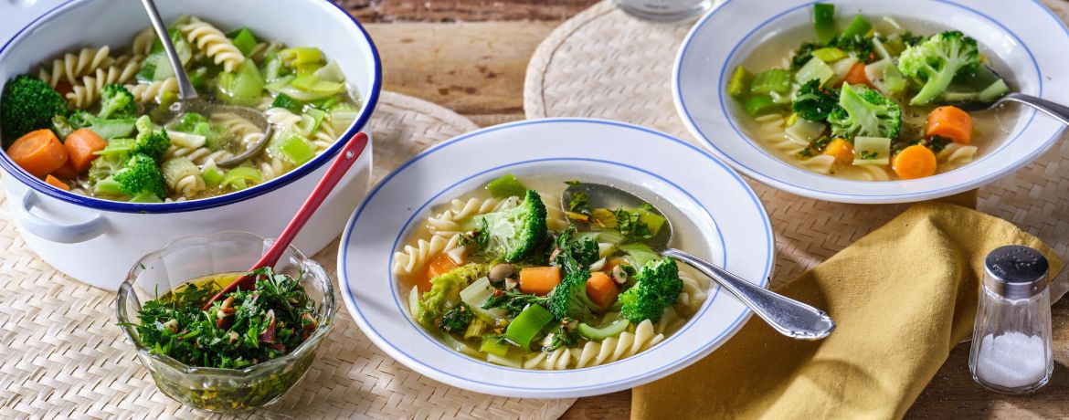 Gemüse-Nudel-Suppe mit Mandel-Petersilie-Topping für 4 Personen von lidl-kochen.de