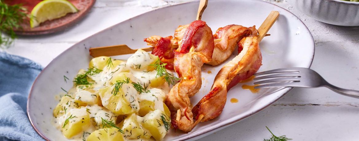 Puten-Bacon-Spieße mit Dill-Rahm-Kartoffeln und Birnen-Gurken-Salat für 4 Personen von lidl-kochen.de