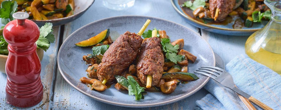 Zitronengras-Hackfleisch-Spieße mit gebratenem Gemüse für 4 Personen von lidl-kochen.de