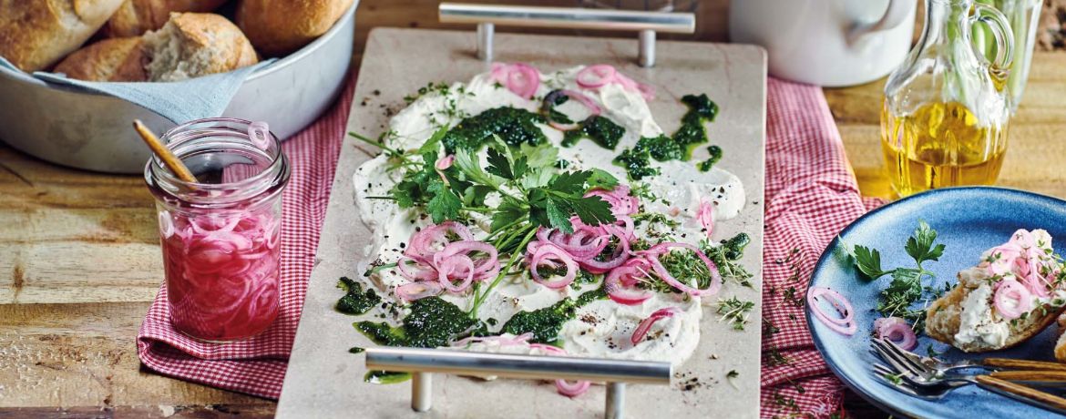 Frischkäsebrett mit Pesto und gepickelten Zwiebeln für 4 Personen von lidl-kochen.de