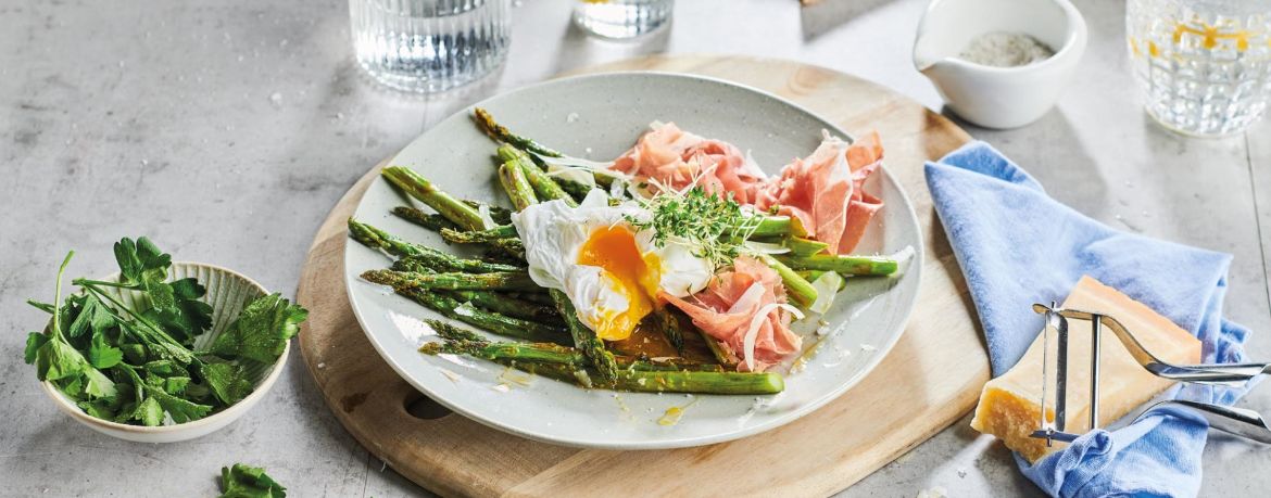 Grüner Spargel mit pochiertem Ei und Parmaschinken für 4 Personen von lidl-kochen.de