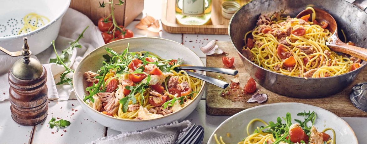 Thunfisch-Pasta all’arrabbiata mit Rucola-Caprese-Salat für 4 Personen von lidl-kochen.de