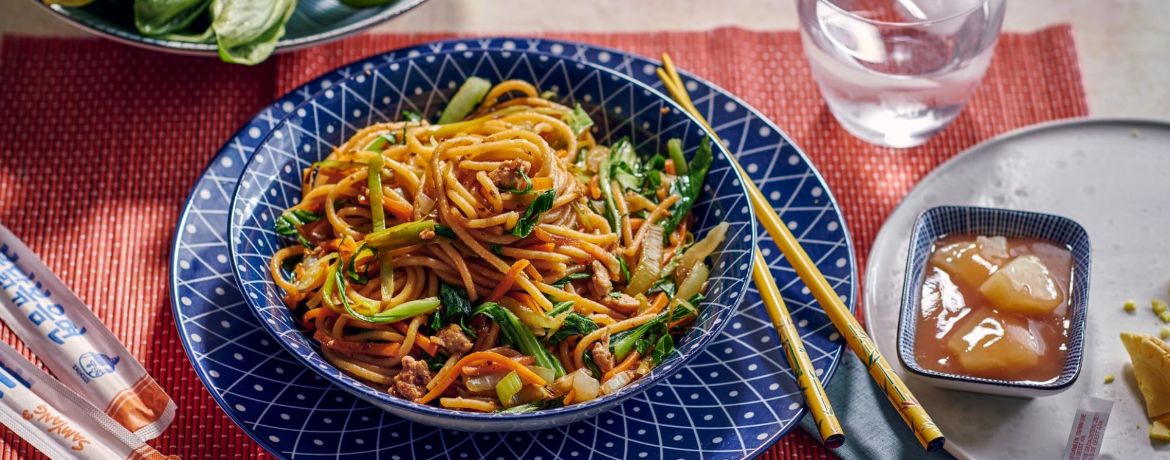 Asiatische Gemüse-Bratnudeln mit Süß-Sauer-Sauce​ für 4 Personen von lidl-kochen.de
