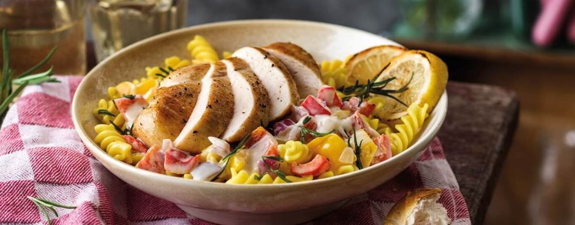Zitroniges Hähnchen mit Fusilli-Nudeln und rot-gelbem Paprikagemüse für 4 Personen von lidl-kochen.de