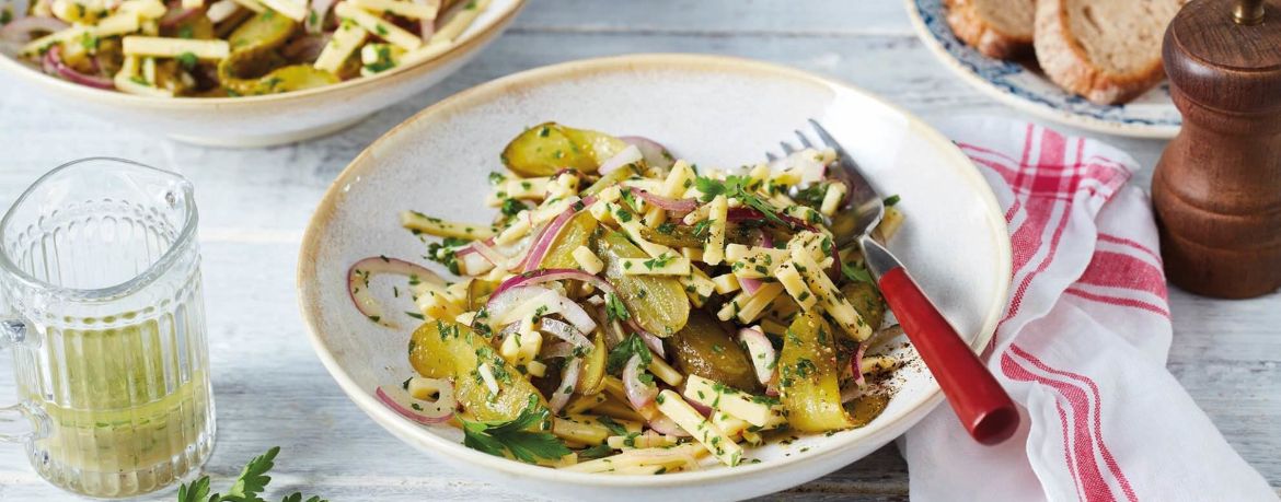 Schneller Bergkäsesalat mit Bauernbrot für 4 Personen von lidl-kochen.de