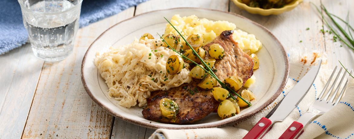 Schweinerückensteaks mit Traubensalsa, Rahmsauerkraut und Kartoffelstampf für 4 Personen von lidl-kochen.de