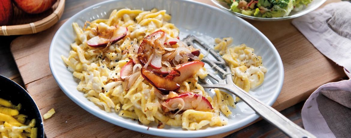 Apfel-Käse-Spätzle mit knackigem Salat für 4 Personen von lidl-kochen.de