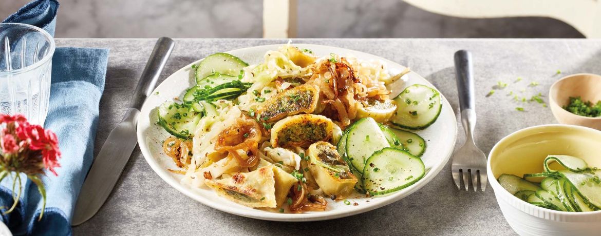 Gebratene Maultaschen mit geschmelzten Zwiebeln und Gurkensalat für 4 Personen von lidl-kochen.de