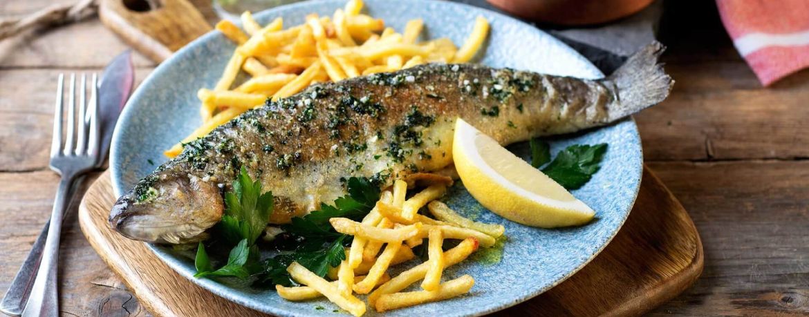 Forelle Müllerin Art mit Pommes und Petersilienbutter für 4 Personen von lidl-kochen.de