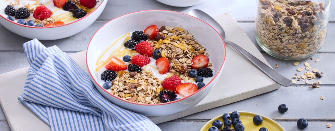 Joghurt mit Müsli und Waldfrüchten für 4 Personen von lidl-kochen.de