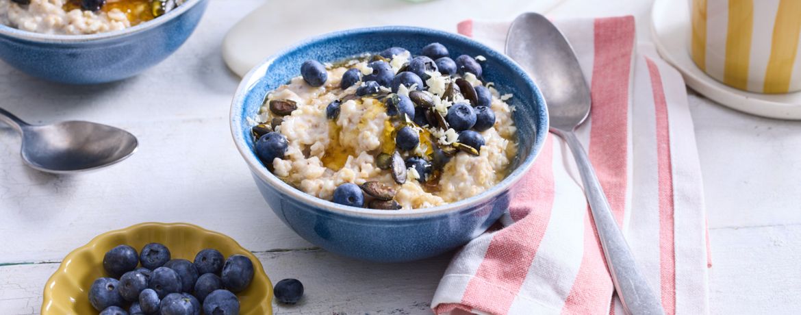 Porridge mit Blaubeeren, Kürbiskernen und weiße Schokolade für 4 Personen von lidl-kochen.de