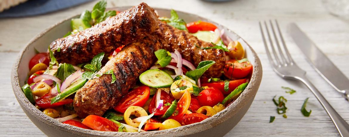 Cevapcici mit griechischem Salat und Hirtenkäsedip für 4 Personen von lidl-kochen.de