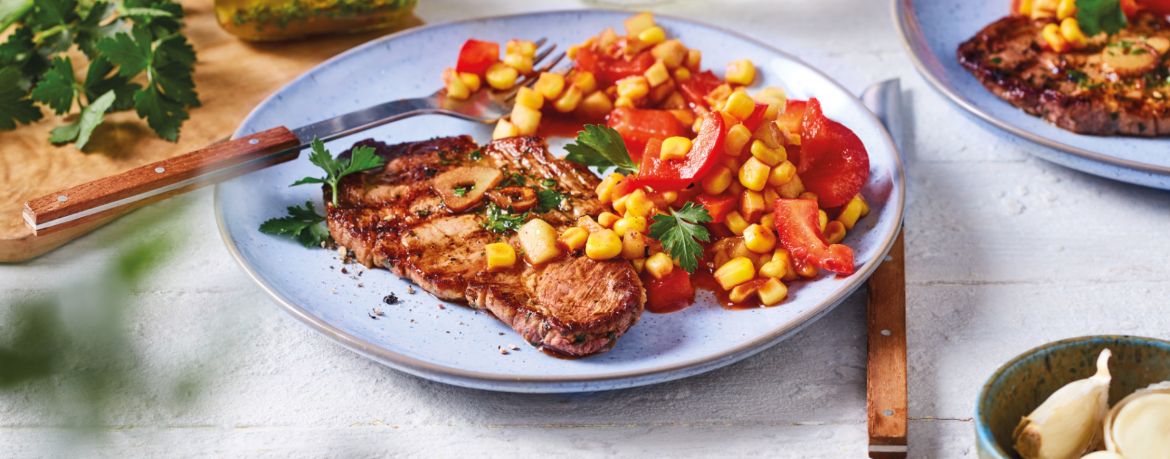 Steaks vom Schweinenacken mit Mais-Salat und Tomaten-Dressing für 4 Personen von lidl-kochen.de