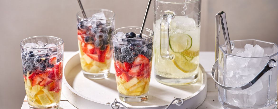 Fruchtige Sommer-Bowle mit selbst gemachter Zitronenlimonade für 4 Personen von lidl-kochen.de