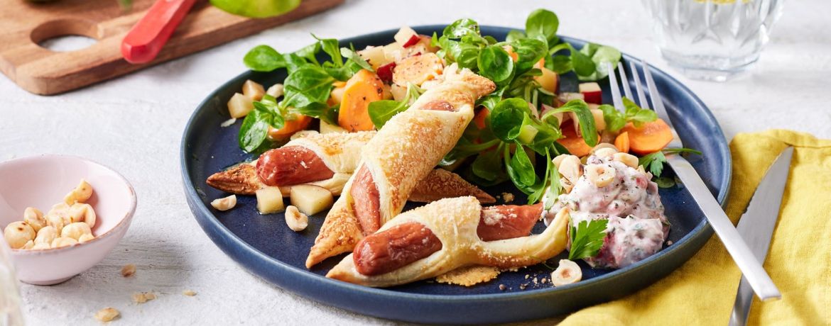 Würstel im Schlafrock mit Preiselbeer-Senf-Dip und fruchtigem Feldsalat mit Haselnüssen für 4 Personen von lidl-kochen.de